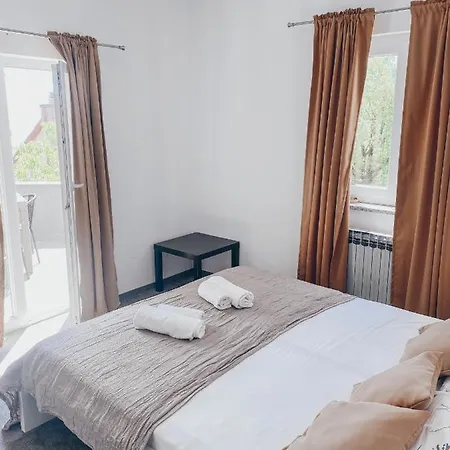 Appartement House Demaro