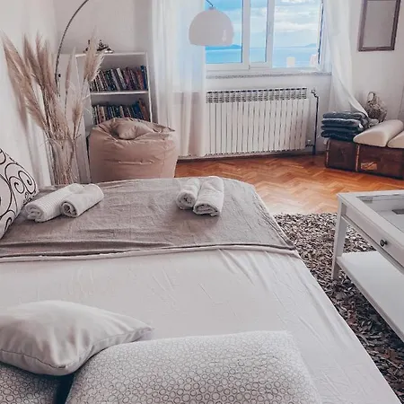 House Demaro Apartment *