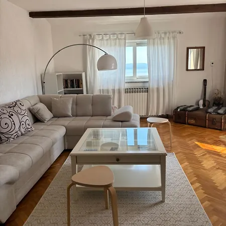 Apartment House Demaro *